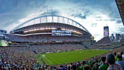 詹姆斯率队逆转取胜，湖人季后赛前景明朗