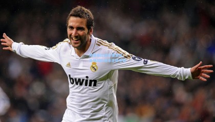 激情德比战引爆全城，主场球队绝杀逆转夺冠