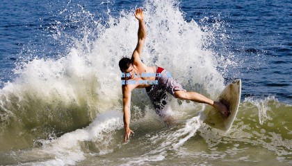 百米飞人巅峰对决，新星闪耀 传奇延续